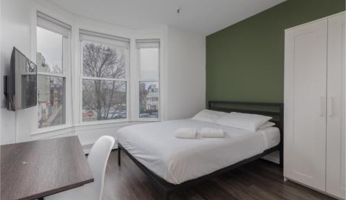 Queen Room with Shared Bathroom 202