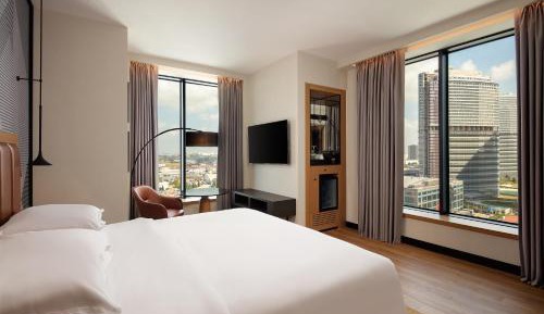 Premium Corner King Room with City View