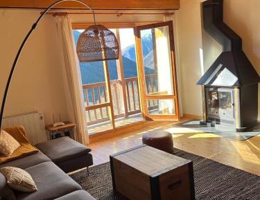 Apartment with Mountain View