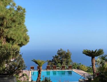 Apartment with Mountain View