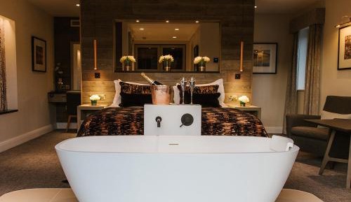 Winander Club Lime Room with Feature Bath