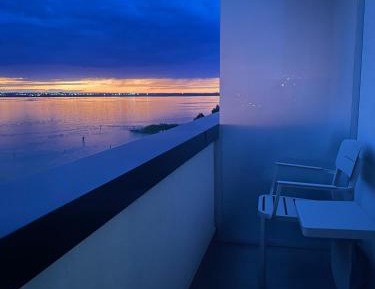 Apartment with Lake View