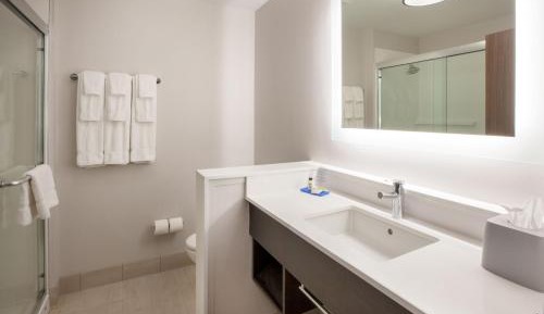 Standard King Room - Communications Accessible