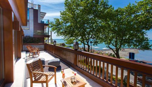 Executive Suite with Large Terrace and Lake View