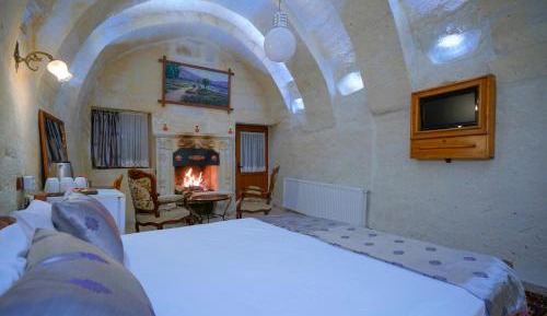 Family Cave Suite with Balcony