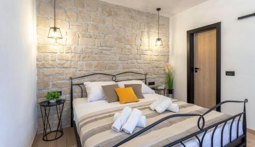Studio with Spa Bath