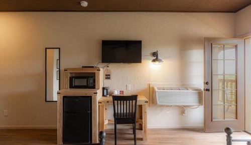 Cabin 4 - Queen Room with Private Bathroom & Balcony