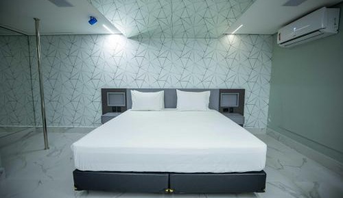 Studio with Spa Bath