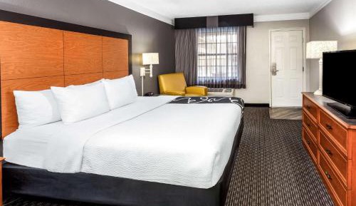 King Room with Roll-In Shower - Mobility/Hearing Accessible - Non-Smoking