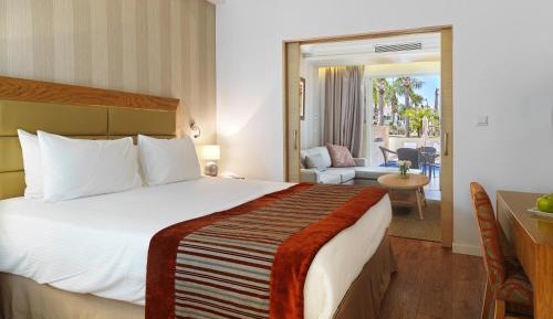 Deluxe Room Pool & Garden View