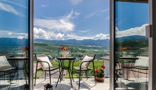 Apartment with Mountain View