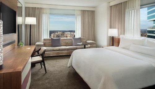 Larger Guest room, 1 King, City view, Corner room