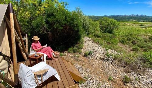 Bungalow with view over plain