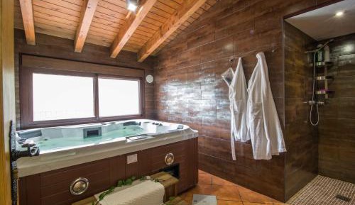 Two-Bedroom House with Hot Tub (4 Adults)