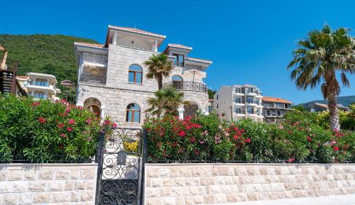 Villa - Beach Front