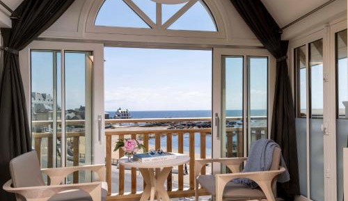 Prestige Room with Bow Window