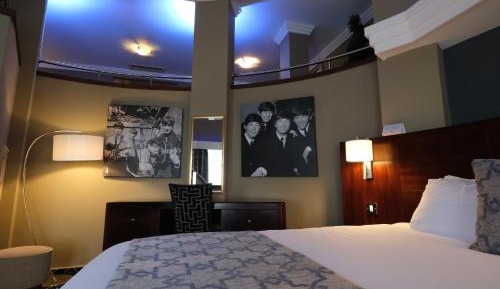 Junior Queen Suite with Aircrafts View