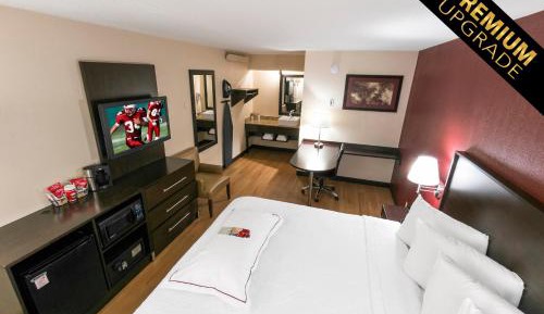 Premium King Room Smoke Free (Upgraded Bedding & Snack)