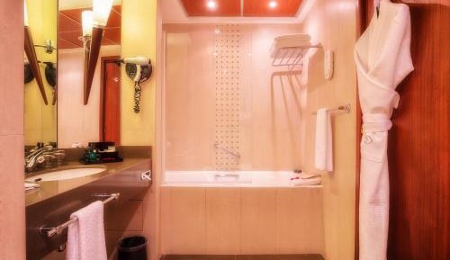 Junior King Suite with Garden or City View