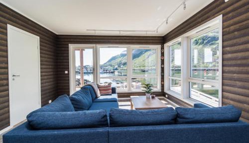 Superior Apartment with Sea and Mountain View
