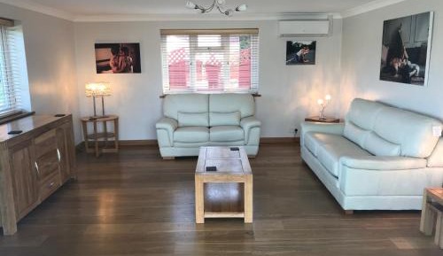 Bungalow with Lake View