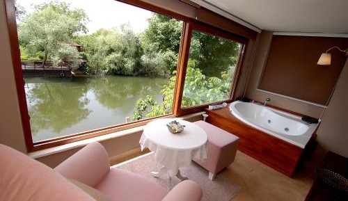 Deluxe Suite with Spa Bath