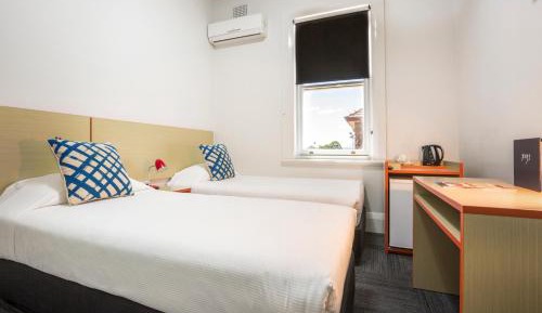 Economy Twin Room with Shared Bathroom 