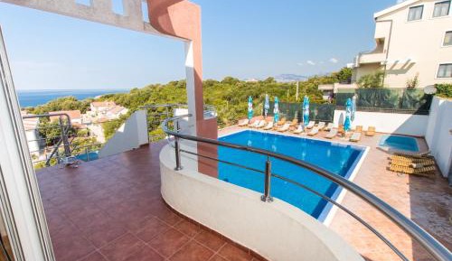 One-Bedroom Apartment with Partial Sea View (5 Adults)