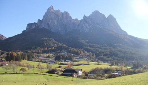 One-Bedroom Apartment with Mountain View