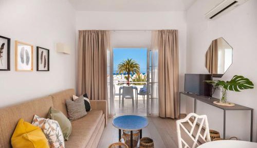 Deluxe One-Bedroom Apartment - Top Floor