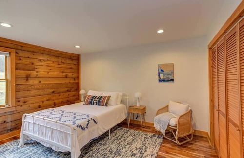 Hurdle Mills Cabin | Modern hot tub lodge on 25 acres w/ private lake