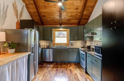 Hurdle Mills Cabin | Modern hot tub lodge on 25 acres w/ private lake