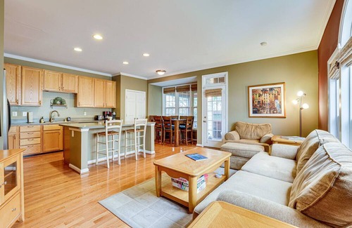 Cascades House | Modern Spacious 4BR Townhome in Cascades