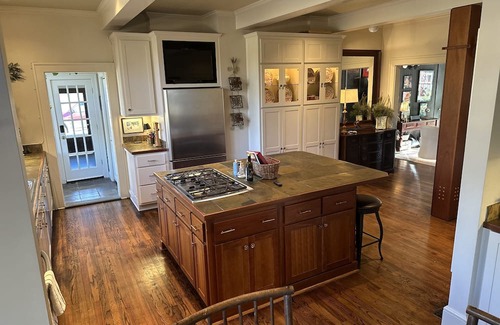 Athens House | Large home 12 mins from Sanford Stadium/downtown, 8 mins to Botanical Gardens