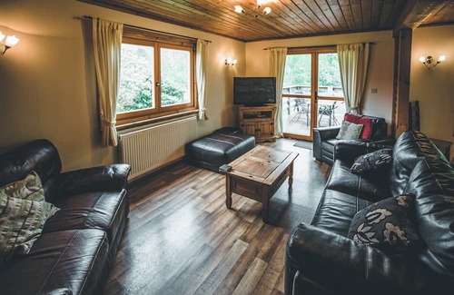 Scunthorpe Cabin | A stunning four bedroom lodge with a master bedroom double served by an en-suite shower room, a furt