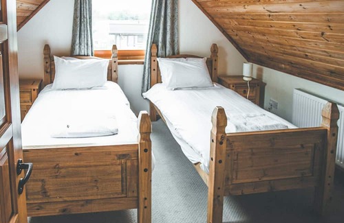 Scunthorpe Cabin | A stunning four bedroom lodge with a master bedroom double served by an en-suite shower room, a furt