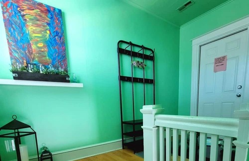 Lyons Apartment | Perfect Getaway for 4, Cozy Space with a Queen Size Bed