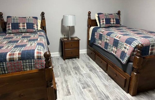 Fackler Cabin | 6 Bedroom Country Riverside Lodge