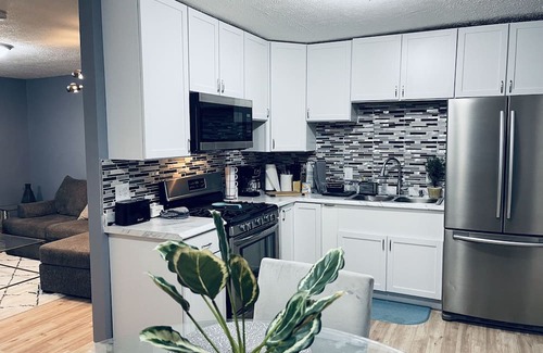 Cleveland House | Beautiful 3 BR Townhouse Near Downtown - Pet Friendly - Fenced Yard!