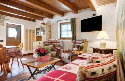 Rabbi Apartment | "Chalet Berghof Ranuncolo" with Whirpool and Wi-Fi