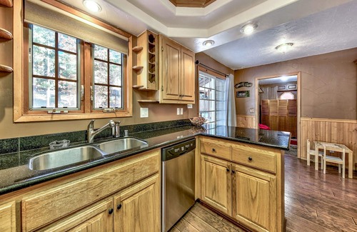 Montgomery Estates Cottage | The Lazy Bear's Den roomy 2 bedroom updated cabin,