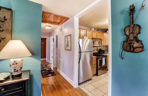 Oakhurst House | Dream Catcher’s Bungalow - Just 10 mins. from Uptown & hospital - Large Yard - Pets OK - Driveway