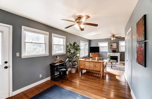 Oakhurst House | Dream Catcher’s Bungalow - Just 10 mins. from Uptown & hospital - Large Yard - Pets OK - Driveway