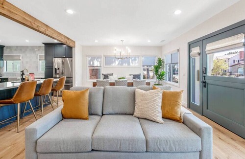 Huntington Beach House | LUXURY 2bdrm Townhome- Close2️⃣Beach & Main St! E-bikes! Pet friendly!