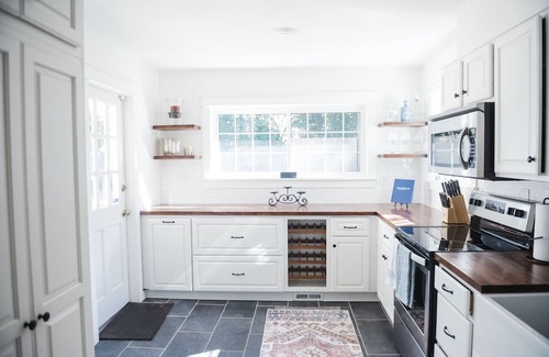 Forest Park House | Cheerful Avondale Bungalow