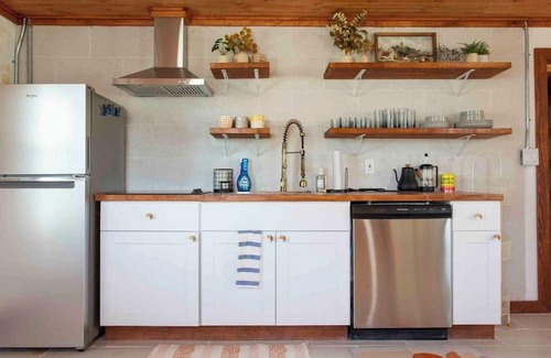 Buckner House | Quaint Cottage Downtown Buckner