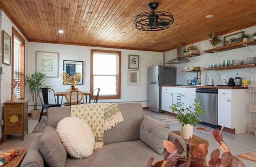 Buckner House | Quaint Cottage Downtown Buckner