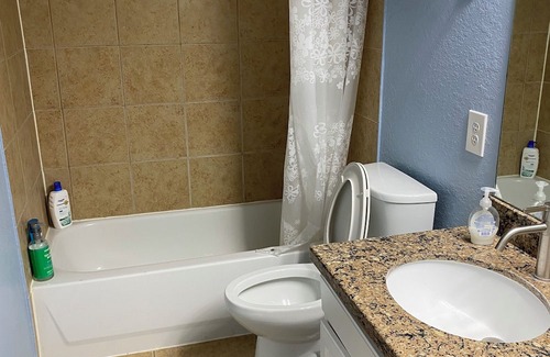 Houston House | Pet friendly lovely house room 3 shared bathroom