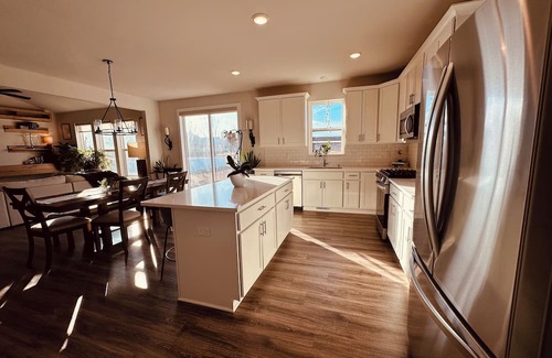 Jackson House | Cozy 3Bed 2Full Home with Attached 2.5 Garage plus extra parking. SUPER CHIC!