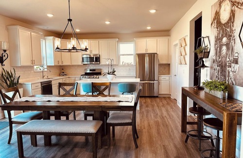 Jackson House | Cozy 3Bed 2Full Home with Attached 2.5 Garage plus extra parking. SUPER CHIC!